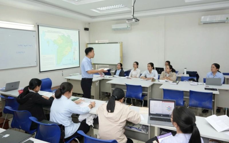 mơ thấy đi học cùng bạn cũ